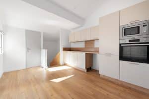 vue angle cuisine et escalier