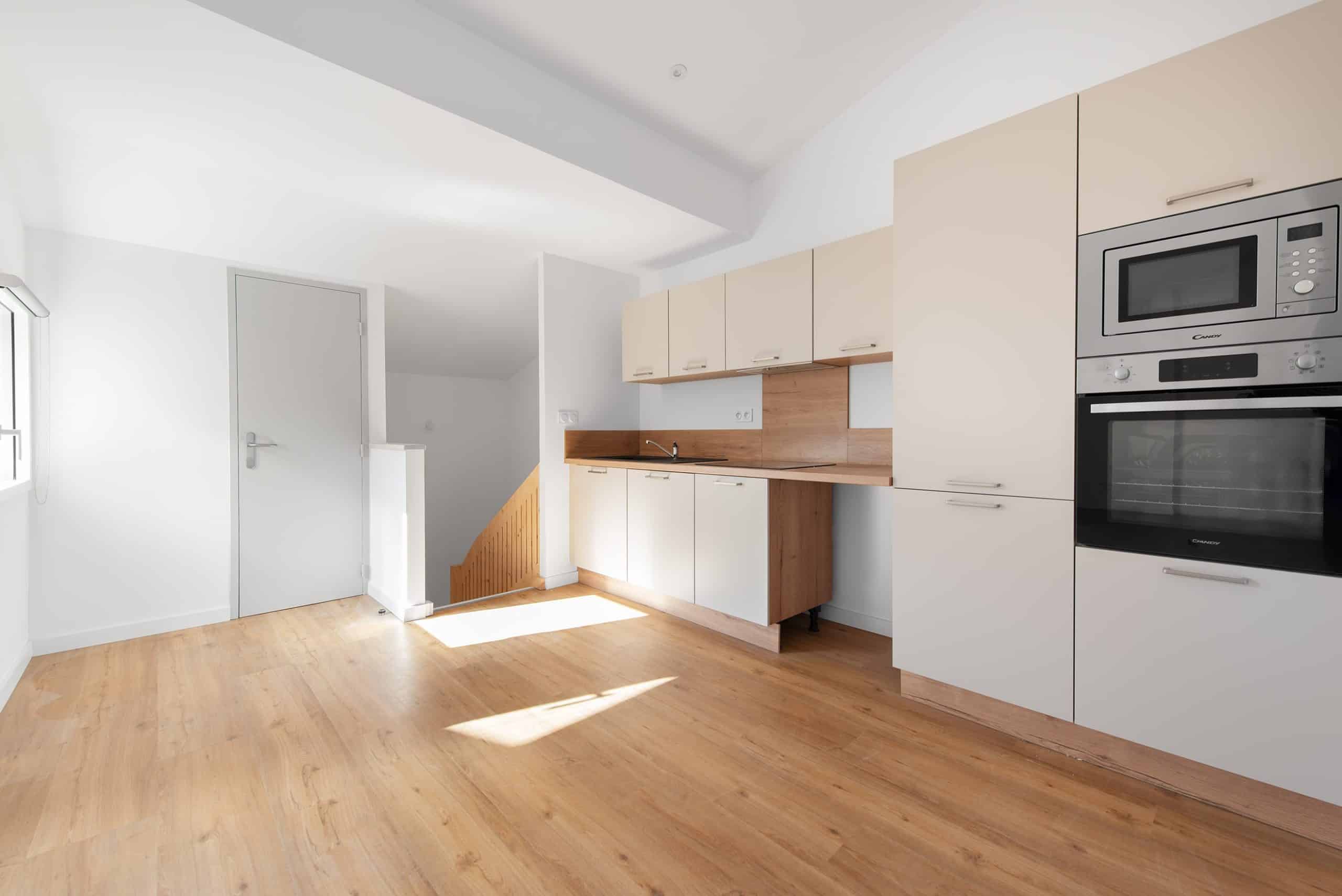 vue angle cuisine et escalier