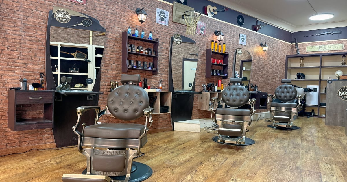 Vue de l'intérieur du Local commercial occupé par un barbier rue croix verte albi